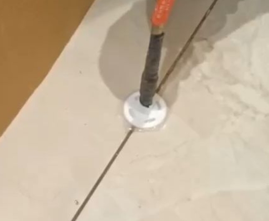 磴口瓷砖空鼓维修公司专业解答瓷砖在铺贴过程中，如果没有涂抹均匀到位的粘结材料（如水泥砂浆或瓷砖胶），可能会导致以下问题