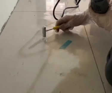 磴口瓷砖开裂维修公司专业分享瓷砖在铺贴前如果没有沥干水分，将会导致以下问题